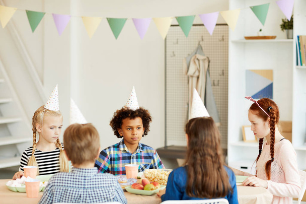 Több etnikai csoport a gyermekek ünnepli születésnapi ült asztalnál kávézóban, tekintettel az afro-amerikai fiú, másolási tér - Fotó, kép