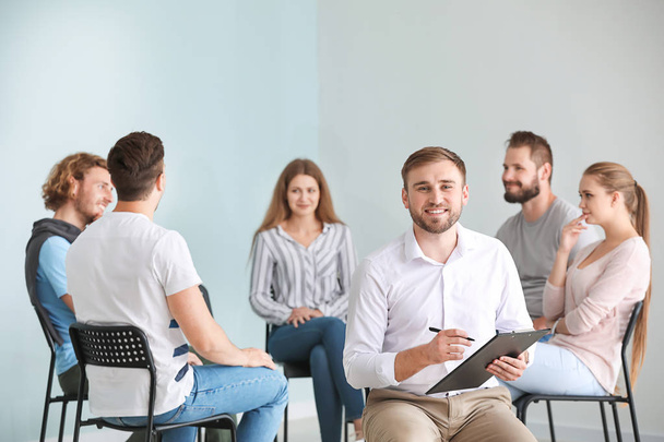 Férfi pszichológus csoportterápiás ülésen - Fotó, kép