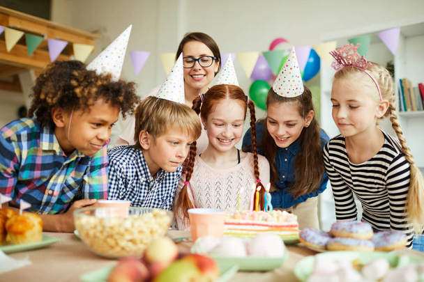 Multi etniczne grupy dzieci patrząc na ciasto podczas zabawy urodziny, przestrzeń kopiowania - Zdjęcie, obraz