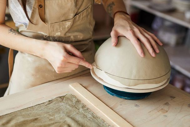 Nahaufnahme von nicht wiederzuerkennenden weiblichen Handwerker Form handgefertigte Schale auf Töpferscheibe, Kopierraum - Foto, Bild