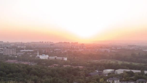 Efeito de falha. Pôr do sol sobre a cidade de Alma Ata. Cazaquistão. Zoom. Time Lapse. Vídeo. UltraHD (4K
) - Filmagem, Vídeo