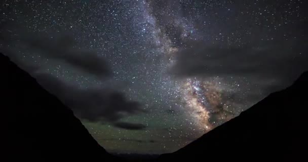 Glitch-effect. Sterren over de bergen. Wolken en Moonrise. Plateau Kara-say (3,800 m.) Kirgizië. Time lapse. Video. UltraHD (4k) - Video