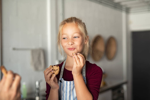 Engraçado bonito menina comer chocolate cookie
 - Foto, Imagem
