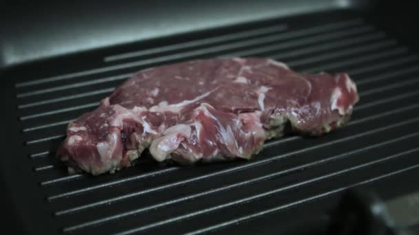Μαγείρεμα ένα κομμάτι κρέας στο σπίτι - Πλάνα, βίντεο