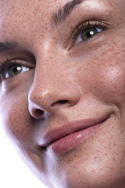 Cute brunette woman with freckles all over her face. Clean flawl - Foto, Bild
