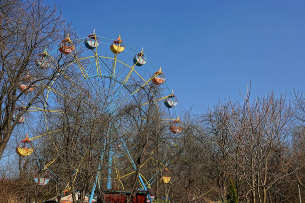 Ronde carrousel met cabines in het Park - Foto, afbeelding