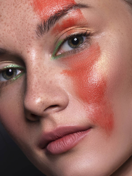 Jolie femme brune au maquillage créatif rouge et vert. Fermer
 - Photo, image