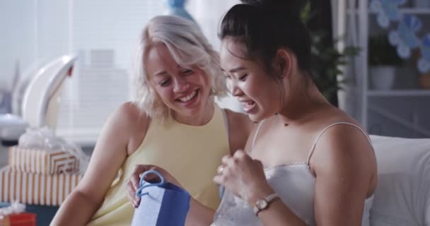 Amigo dando regalo a la madre embarazada
 - Imágenes, Vídeo