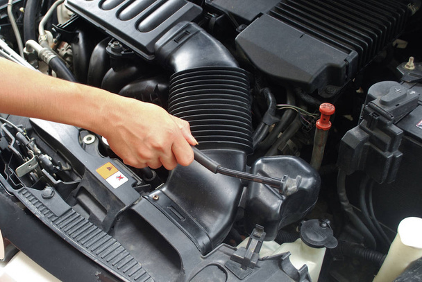 Auto radiator systeemonderhoud van het openen van de radiator cap auto koelsysteem. - Foto, afbeelding
