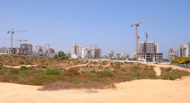 Building werf van woningbouw van huizen in een nieuwe wijk van de stad Holon in Israël - Foto, afbeelding
