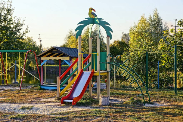 Plac zabaw dla dzieci w naturze nad brzegiem jeziora - Zdjęcie, obraz