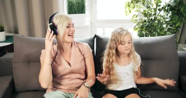 Mother and Daughter Listening to Music - Materiaali, video