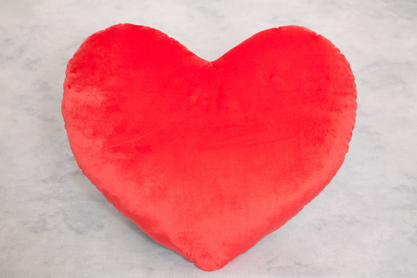 κόκκινο μαξιλάρι με σχήμα καρδιάς - Φωτογραφία, εικόνα