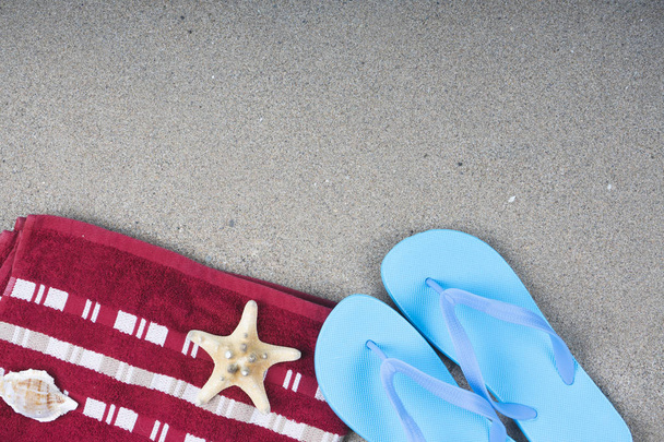 Фліп-флоп і рушник з пляжним піщаним фоном
 - Фото, зображення