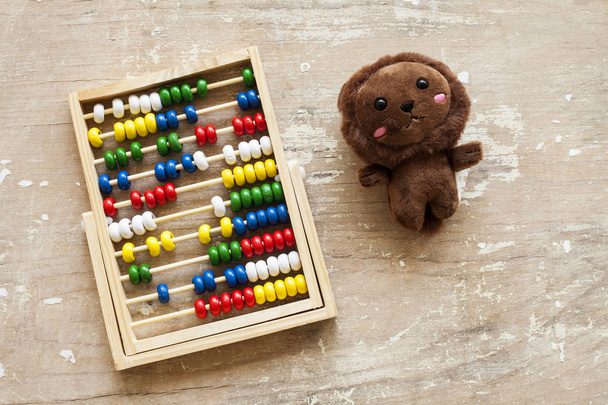 Abacus з плюшевим іграшковим тлом. Вид зверху
,  - Фото, зображення