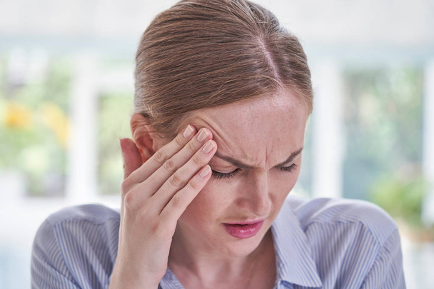 Femme d'affaires stressée souffrant de maux de tête au bureau
  - Photo, image