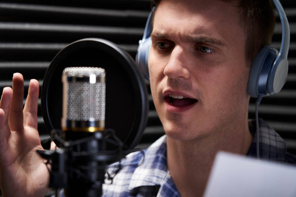 Man In Recording Studio Talking Into Microphone - Foto, Imagem