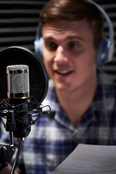 Man In Recording Studio Talking Into Microphone - Foto, Imagen