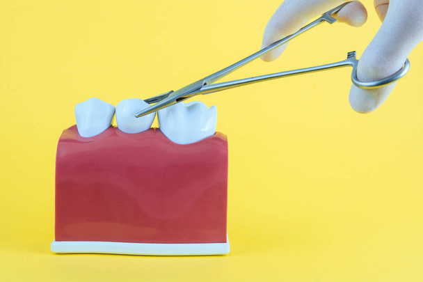 falscher Mund auf gelbem Hintergrund mit Zahnbürste - Foto, Bild