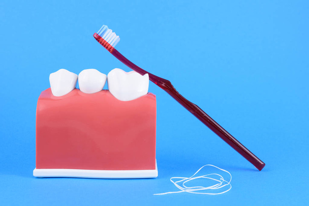 Fausse bouche dentiste en fond bleu
 - Photo, image