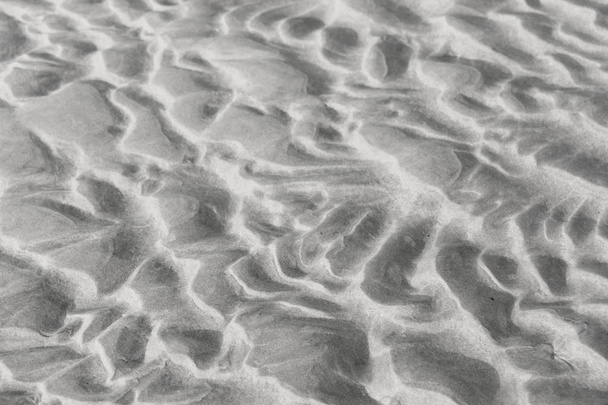 Szürke háttér. Háttere homok. Gyönyörű hullámok és a homok du - Fotó, kép