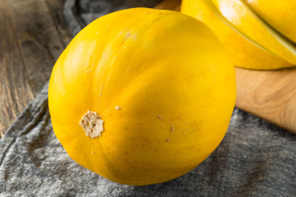 Raw Yellow Organic Canary Melon - Foto, Bild