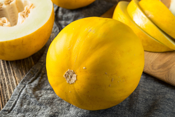 Melon Canari biologique jaune cru
 - Photo, image