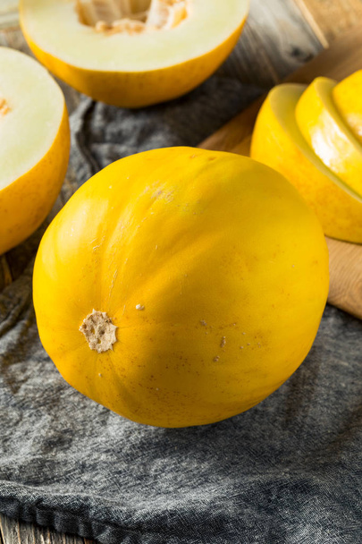 Raw Yellow Organic Canary Melon - Foto, immagini