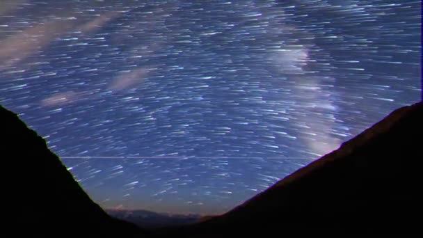 Glitch-effect. Sporen van sterren in de vorm van evanescerende sporen. Maan stijgen. Plateau Kara-say (3,800 m.) Kirgizië. Time lapse. Video. UltraHD (4k) - Video