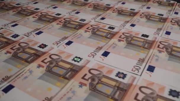Rijen van 50 eurobankbiljetten met een bankbiljet van 100 dollar in het midden. - Video