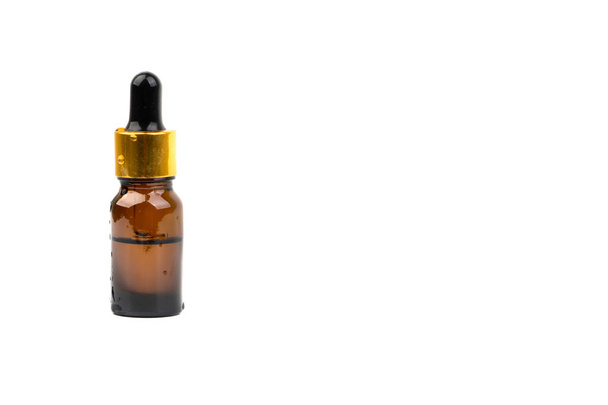 Siero Dropper e bottiglia di vetro marrone isolati su sfondo bianco. Cura della pelle, farmaco e concetto cosmetico
 - Foto, immagini