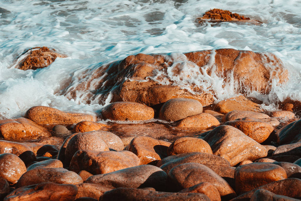 waves on the rocks in summer. - Zdjęcie, obraz