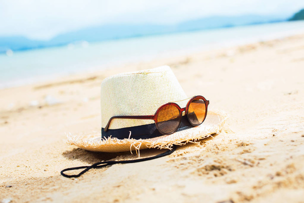 Sunglasses with reflection palms straw hat beach - Photo, Image