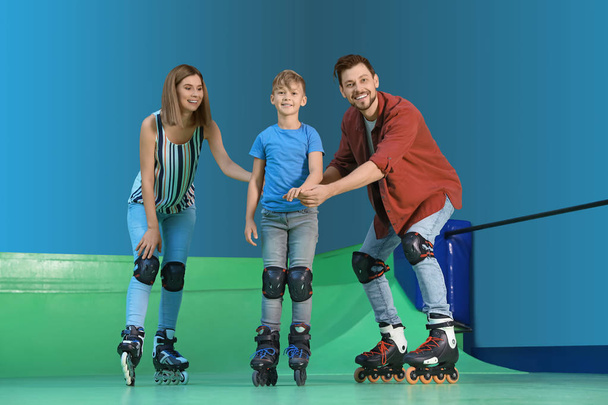 Parents teaching their son roller skating at rink - Foto, afbeelding