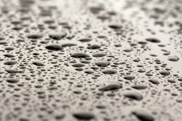 Sadepisaroita tai vesipisaroita auton huppuun. Sadepisarat o
 - Valokuva, kuva