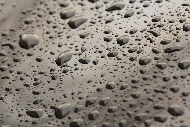 Arabanın Kaputuna Yağmur damlaları veya Su Damlaları. Yağmur Damlaları o - Fotoğraf, Görsel