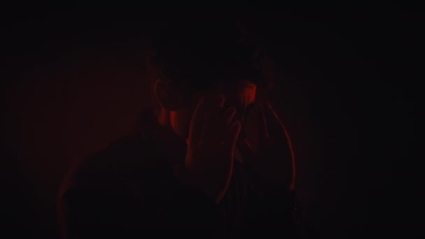 Un uomo causasiatica mal di testa dolore ritratto in studio silhouette isolato su sfondo rosso
 - Filmati, video