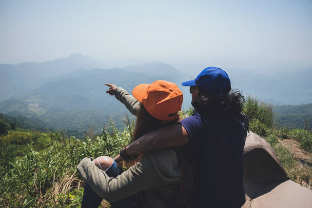 Rakastaja pari naista ja miestä aasialaiset matkustavat rentoutua lomalla. Nouskaa vuoren huipulle. Mountain Park onnellisesti.Patikointi vuorilla. Thaimaassa
 - Valokuva, kuva