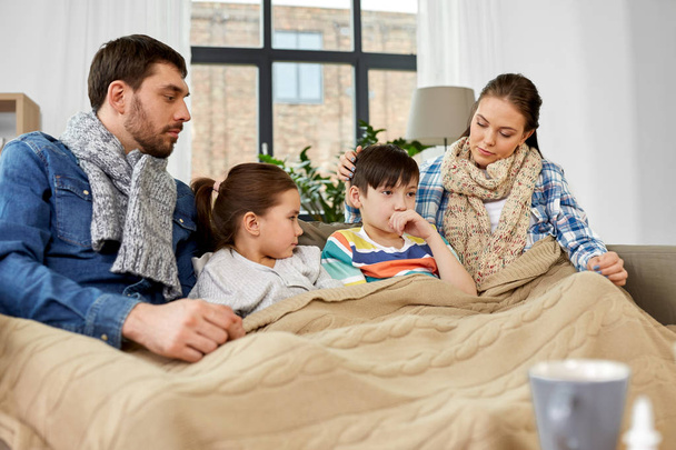 άρρωστη οικογένεια με παιδιά που έχουν γρίπη στο σπίτι - Φωτογραφία, εικόνα