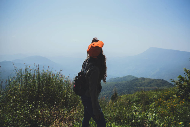 Οι ασιατικές γυναίκες ταξιδεύουν χαλαρώστε στις διακοπές. Σταθείτε και Παρακολουθήστε το τοπίο στο βουνό. Το Μάουντεν Παρκ Ευτυχώς. Πεζοπορία στα βουνά. Στην Ταϊλάνδη - Φωτογραφία, εικόνα