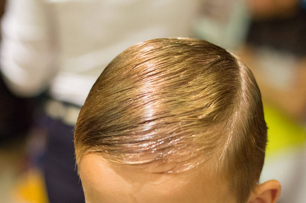 Nahaufnahme Frisur für kleinen Jungen im Schönheitssalon - Foto, Bild
