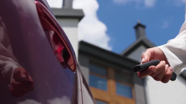Női kéz kinyitó autó ajtaját távirányító - Felvétel, videó