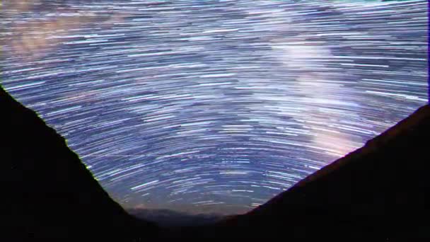 Glitch-effect. Sporen van sterren in de vorm van lijnen. Maan stijgen. Plateau Kara-say (3,800 m.) Kirgizië. Time lapse. Video. UltraHD (4k) - Video