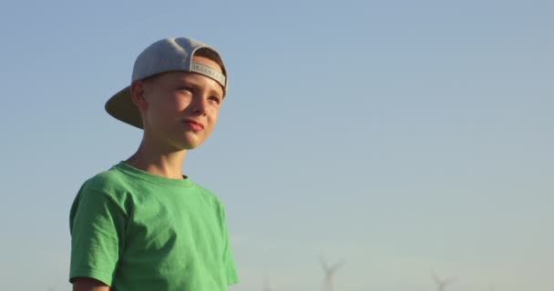 Boy standing in sunshine - Footage, Video