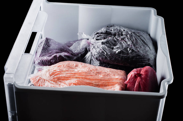 mrożone tłuczona truskawki, marchew, porzeczki w plastikowej torbie i - Zdjęcie, obraz