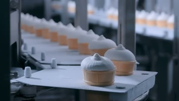 Αυτοματοποιημένη έννοια της τεχνολογίας - μεταφορική ταινία με κώνους icecream στο εργοστάσιο τροφίμων - Πλάνα, βίντεο