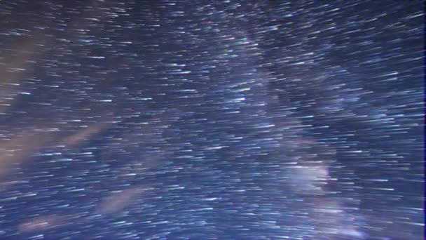 Glitch-effect. Sporen van sterren in de vorm van evanescerende sporen. Maan stijgen. Plateau Kara-say (3,800 m.) Kirgizië. Time lapse. Video - Video