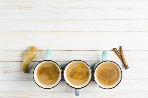 Herbata Masala w kubki ceramiczne z zimą przyprawy cynamonu - Zdjęcie, obraz