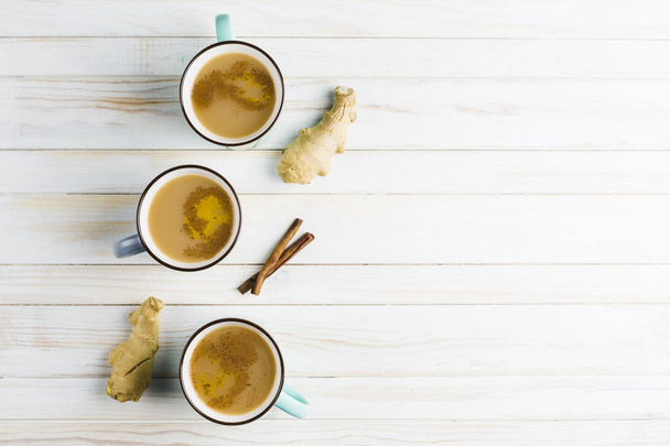 Herbata Masala w kubki ceramiczne z zimą przyprawy cynamonu - Zdjęcie, obraz