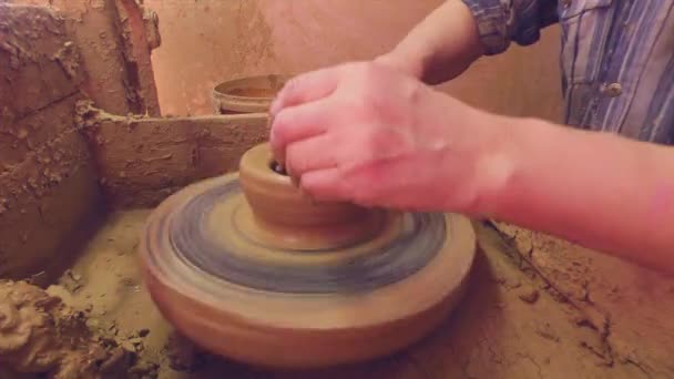 グリッチ効果。陶器の車輪に鍋を作る。ビデオ。ウルトラHD(4k) - 映像、動画